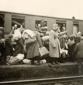 Zustieg der Jüdinnen und Juden aus Bielefeld, dem Regierungsbezirk Minden und Lippe in den Deportationszug nach Riga am 13. Dezember 1941. In der Kriegschronik ist das Bild unterschieben mit: „Mal ein bisschen dalli! Einsteigen! Einsteigen!“. Stadtarchiv Bielefeld, Bestand 300,11/ Kriegschronik, Nr. 4.