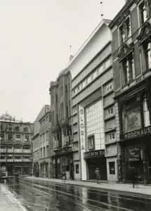 Niedernwall mit den Kinos Gloria und Palast-Theater (nicht im Bild). Dort hatte die Gestapo „Strichjungen“ beobachtet und im Rahmen der „Sonderaktion gegen Homosexuelle“ auch Freier festgenommen (s. Ewers 2000, S. 87). Stadtarchiv Bielefeld, Bestand 400,3/Fotosammlung, Nr. 75-017.