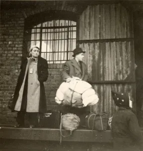 Am Zollschuppen des Hauptbahnhofs wurden die Gepäckstücke wieder ausgegeben. Stadtarchiv Bielefeld, Bestand 300,11/Kriegschronik, Nr. 4.