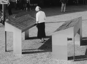 Mahnmal auf dem Bahnhofsvorplatz. Privatbesitz Martin Decker