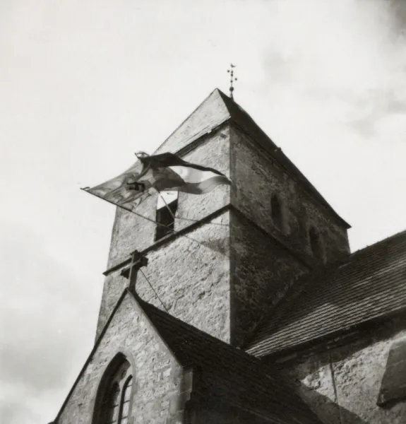 Petrikirche in Bielefeld Kirchdornberg mit Hakenkreuz- und Reichsflagge, ca. 1939.