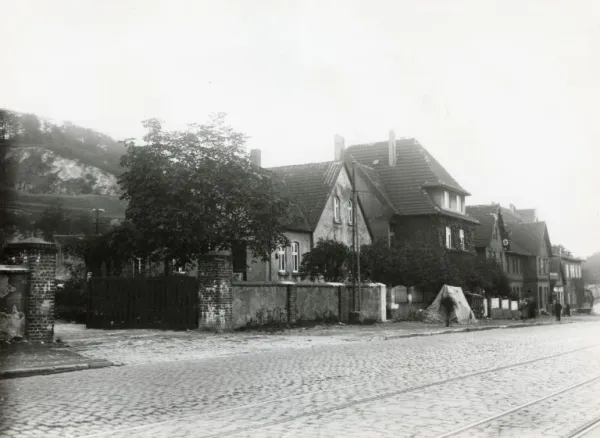 Die Bielefelder Straße (heute Artur-Ladebeck-Str.) in Brackwede auf Höhe des Hauses Nr. 46, um 1933