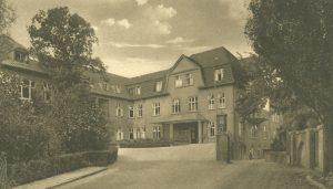Haupteingang des Krankenhauses Gilead, 1931. In Gilead wurden vor allem Männer und Frauen aus Bielefeld und der Umgebung sterilisiert. Bildrechte: HAB GB 3