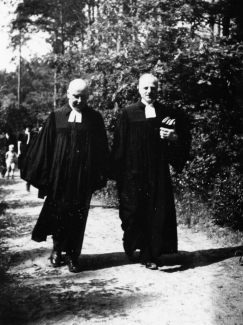 Friedrich v. Bodelschwingh d.J. und Paul Gerhard Braune auf dem Jahresfest in Lobetal (bei Bernau) 1942. Hauptarchiv Bethel, FA 46.