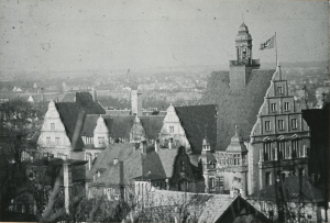 Die Erbgesundheitsgerichte wurden als zusätzliche Kammern an den örtlichen Amtsgerichten eingerichtet. Auch in Bielefeld gab es ein Erbgesundheitsgericht, in der Detmolder Straße 9, heute: Amtsgericht.