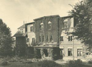 Das Haus Magdala, die Frauenpsychiatrie der Westfälischen Diakonissenanstalt Sarepta, 1929. Hier wirkte der Chefarzt Dr. Karsten Jaspersen. Er gehörte bis 1941 zu den nicht-beamteten ärztlichen Beisitzern am Erbgesundheitsgericht. Bildrechte: HAB FA 4