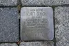 Zum Gedenken an Kurt Simon wurde am 2. Mai 2013 ein Stolperstein vor seiner letzten Wohnstätte - dem Haus Neu-Ebenezer – in das Pflaster des Gehweges eingelassen. Hauptarchiv Bethel