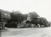 Die Bielefelder Straße in Brackwede auf Höhe des Hauses Nr. 46, um 1933. Stadtarchiv Bielefeld, Bestand 400,3Fotosammlung, Nr. 11-286-54