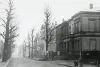 Falkstraße um 1930 mit Blick auf die Kaiserstraße (heute: August-Bebel-Straße), rechts die Waldeckstraße (heute: Münzstraße). Das Haus Nr. 17 war das drittletzte Haus auf der linken Seite (nicht im Bild). Stadtarchiv Bielefeld, Bestand 400,003/Fotosammlung, Nr. 11-0662-003
