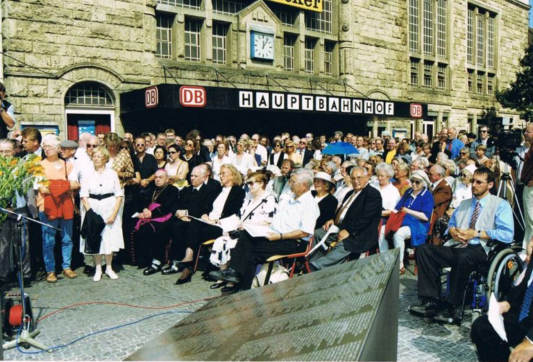 Eröffnung des Mahnmals am 16. August 1998.