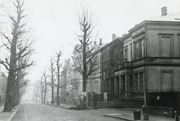 Falkstraße um 1930 mit Blick auf die Kaiserstraße (heute: August-Bebel-Straße), rechts die Waldeckstraße (heute: Münzstraße). Das Haus Nr. 17 war das drittletzte Haus auf der linken Seite (nicht im Bild).