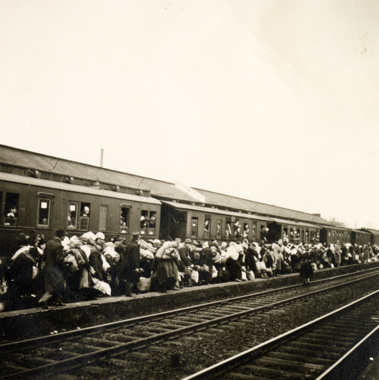 Der Zug aus Münster und Osnabrück erreichte Bielefeld mit den Insassen am 13. Dezember 1941 vor 15 Uhr. Die in Bielefeld unter Zwang zusteigenden Jüdinnen und Juden mussten die vorne angehängten Wagons erreichen.