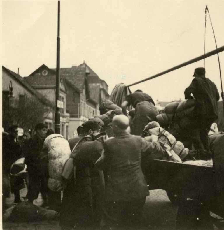 Am 13. Dezember 1941 wurde das Gepäck in der Nähe des »Kyffhäusers« auf einen von Pferden gezogenen Rollwagen des Speditionsunternehmens »Rote Radler« verladen. Dieser Kurierdienst, den es nicht nur in Bielefeld, sondern vielen anderen Städten gab, hatte als Fahrradkurier angefangen.