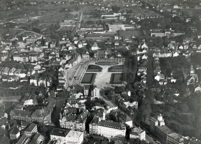 Luftaufnahme des Kesselbrinks, 1930. Der Kyffhäuser war auf der nördlichen Seite gelegen.