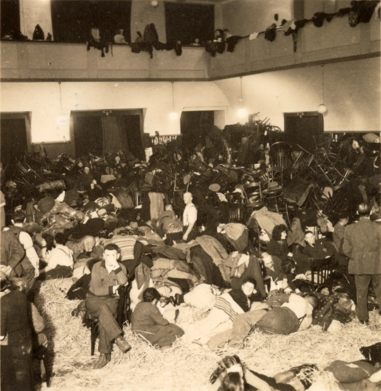 Im Großen Saal des Kyffhäusers wurden die Jüdinnen und Juden aus dem Regierungsbezirk Minden und Lippe ab dem 10. Dezember 1941 untergebracht. Die Möbel wurden zur Seite gerückt und sie mussten auf Stroh schlafen.