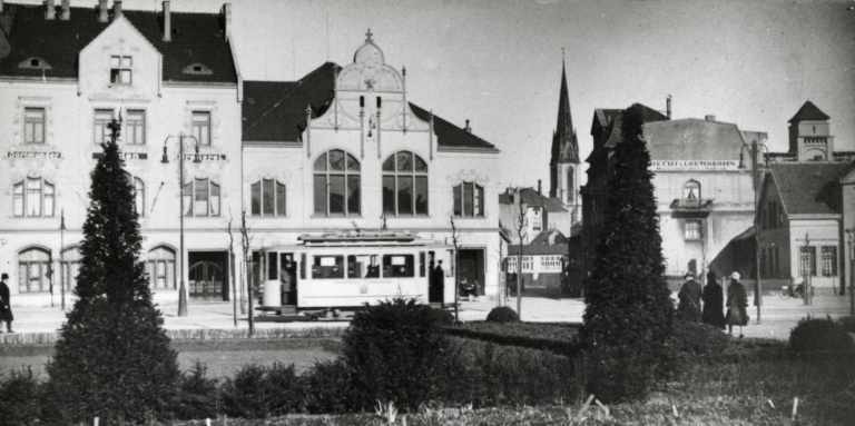 Die Straßenbahn (Linie 3) fuhr direkt vor dem Kyffhäuser am Kesselbrink entlang. Im Hintergrund die Pauluskirche.