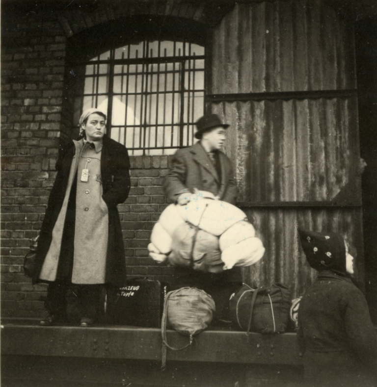 Jenny Mayer (links, 29 Jahre) und Heinrich Mayer (rechts, 31 Jahre) am 13. Dezember 1941 am Güterbahnhof. Stadtarchiv Bielefeld, Bestand 300,011/Kriegschronik der Stadt Bielefeld, 1941 Bd. 2.
