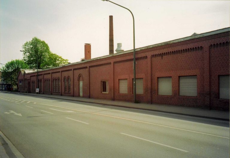 Frontalansicht der Fabrik vor dem Abriss.