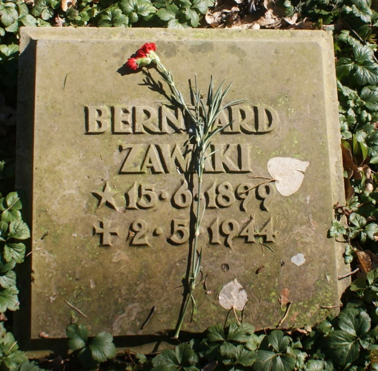 Grabstein für „Bernhard Zawaki“ im Ehrenfeld für Politische Verfolgte auf dem Sennefriedhof. Zawacki war das letzte dieser Opfer, deren hier gedacht wird, für den ein Stolperstein verlegt wurde.