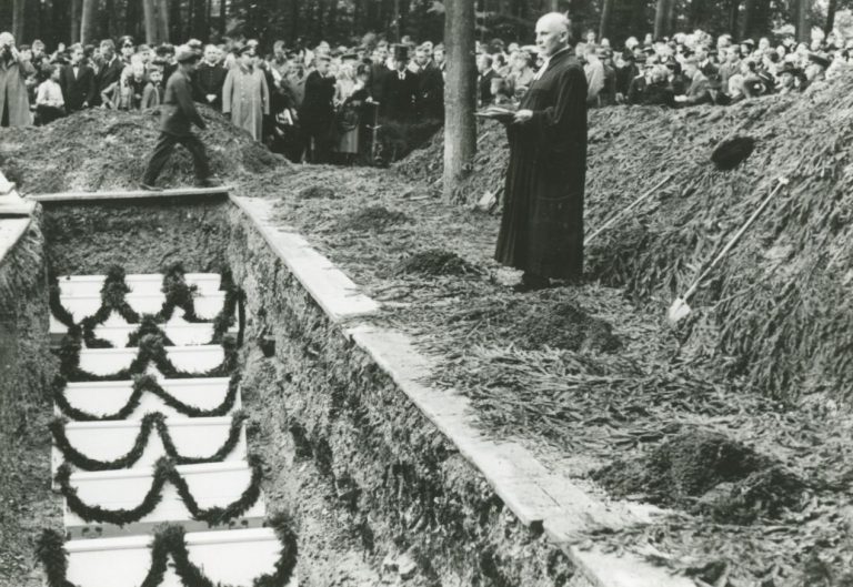 Friedrich v. Bodelschwingh, der Anstaltsleiter Bethels, bei der Trauerfeier nach dem Luftangriff.
