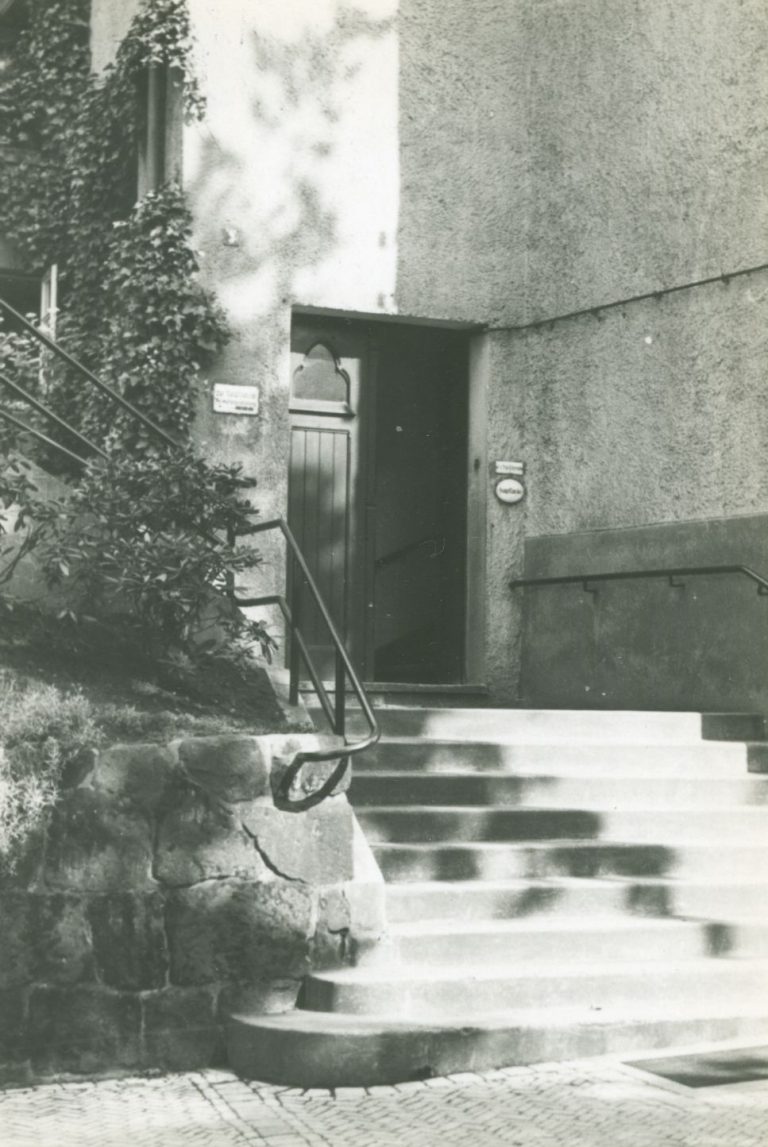 Der Aufgang zum Haus Burg, der ehemaligen Betheler Hauptkanzlei, um 1940.