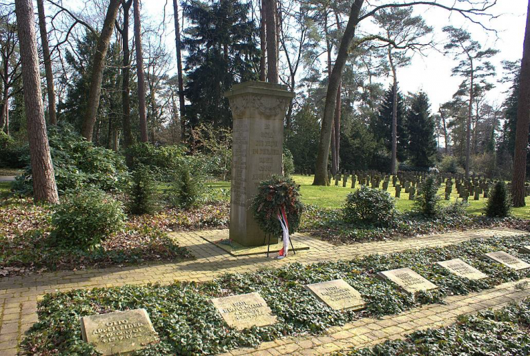 Gedenkstein und Grabsteine für die inzwischen 14. Opfer des Nationalsozialismus auf dem Sennefriedhof.