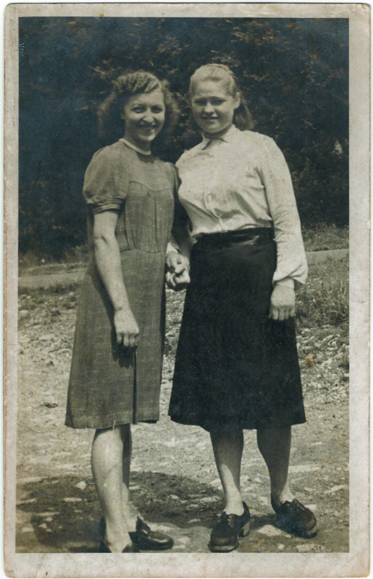 Jewdokija Pawlowskaja und Anna Prozenko. Sie waren beide im Lager Bethlem. Sie blieben auch danach eng verbunden und haben beide dieses Foto beim Besuch 2004 in Bielefeld mitgebracht. Foto mit Datierung 16. 7. 44, Ort nicht bekannt.