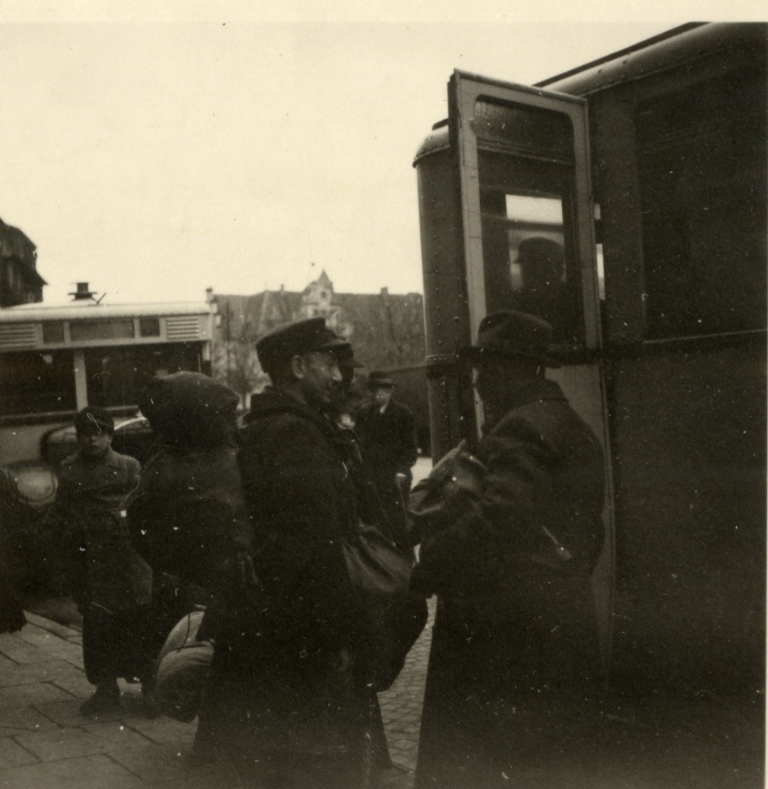 Einstieg in die bereitgestellten Busse zum Haupt- und Güterbahnhof in Bielefeld unter Aufsicht der Ordnungspolizei.