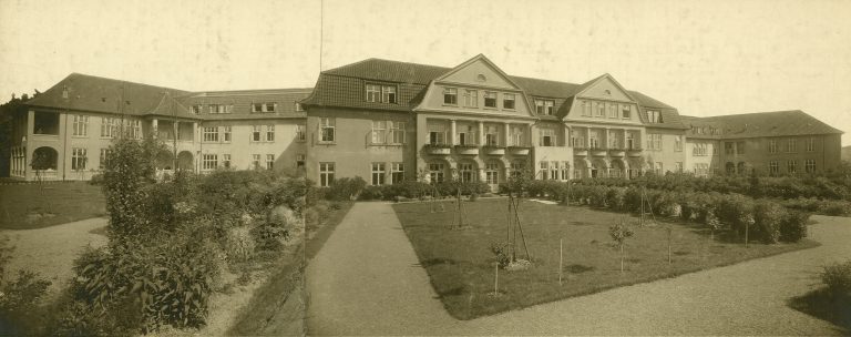 Das Krankenhaus Gilead in den 1920er Jahren. Hier wurden vor allem Patienten und Patientinnen der psychiatrischen Kliniken der Diakonissenanstalt Sarepta sterilisiert sowie Männer und Frauen aus Bielefeld und dem Umland.