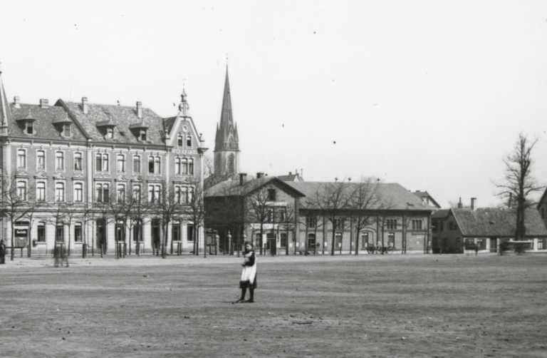 Veranstaltungshaus „Centralhalle“ vor dem Umbau ab 1902/1903, später „Kyffhäuser“, mit der Pauluskirche im Hintergrund, ca. 1900.