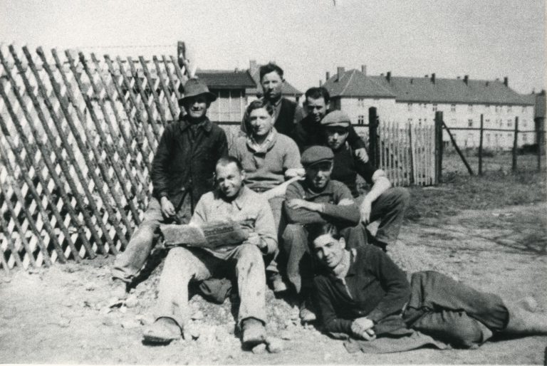 Jüdische Lagerinsassen mit französischen Zwangsarbeitern auf dem Gelände der Arbeitseinsatzzentrale Schloßhofstraße 73a.