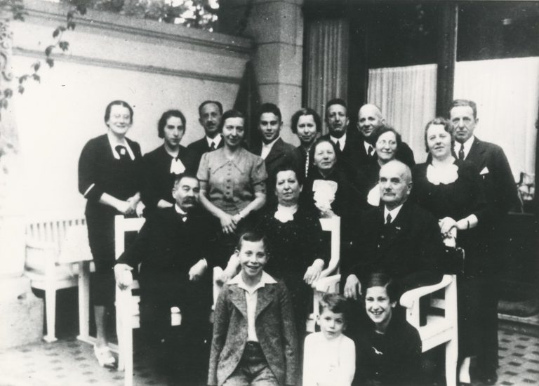 Bild der Familie Stein, zweite Reihe, dritte Person von links: Hildegard Stein.