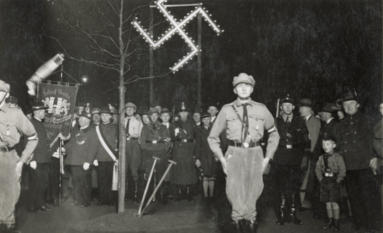 Pflanzung der Hitler-Eiche zur Umbenennung des heutigen Bürgerparks in „Adolf-Hitler-Park“ am 20. April 1933.