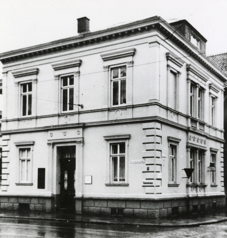 1) Das Wohnhaus der Familie Dreyer in der August-Bebel-Straße 115, unten die Praxis von Dr. Dreyer.