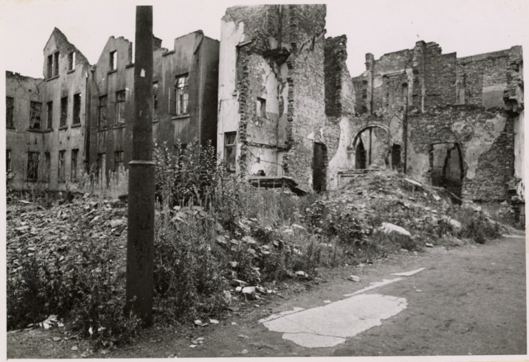 4) Das zerstörte ehemalige Haus der Familie (rechts, hier Rückseite), nach dem Krieg 1949.