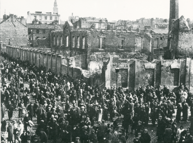Zerbombte Straßenzüge des Warschauer Ghettos, in denen tausende Menschen zusammengepfercht wurden.