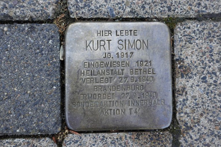 Zum Gedenken an Kurt Simon wurde am 2. Mai 2013 ein Stolperstein vor seiner letzten Wohnstätte - dem Haus Neu-Ebenezer – in das Pflaster des Gehweges eingelassen.