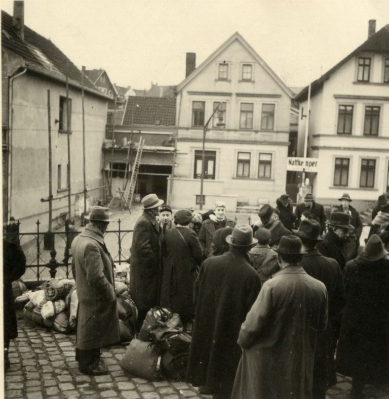 Die Bielefelder, die in der Nähe des Güterbahnhofs wohnten, konnten an diesem Tag aus ihren Fenster sehen was vor dem Zoll- und Güterschuppen passierte.