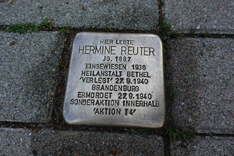 Der Stolperstein für Margot Hermine Reuter am Karl-Siebold-Weg 9 in Bethel.