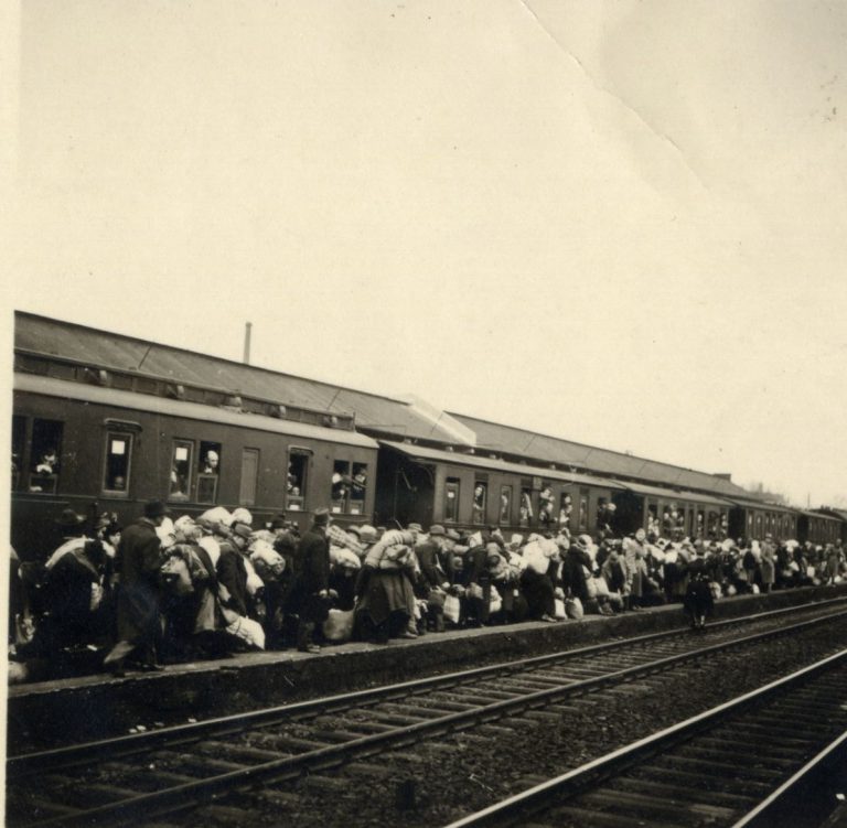 Nach der Ankunft des aus Münster kommenden Zuges herrschen auf dem Sondergleis des Bahnhofs beängstigende Zustände. Die schwerbeladenen Menschen mussten auf dem schmalen Bahnsteig zu einem Waggon gehen, die für die „Bielefelder“ vorgesehen war.