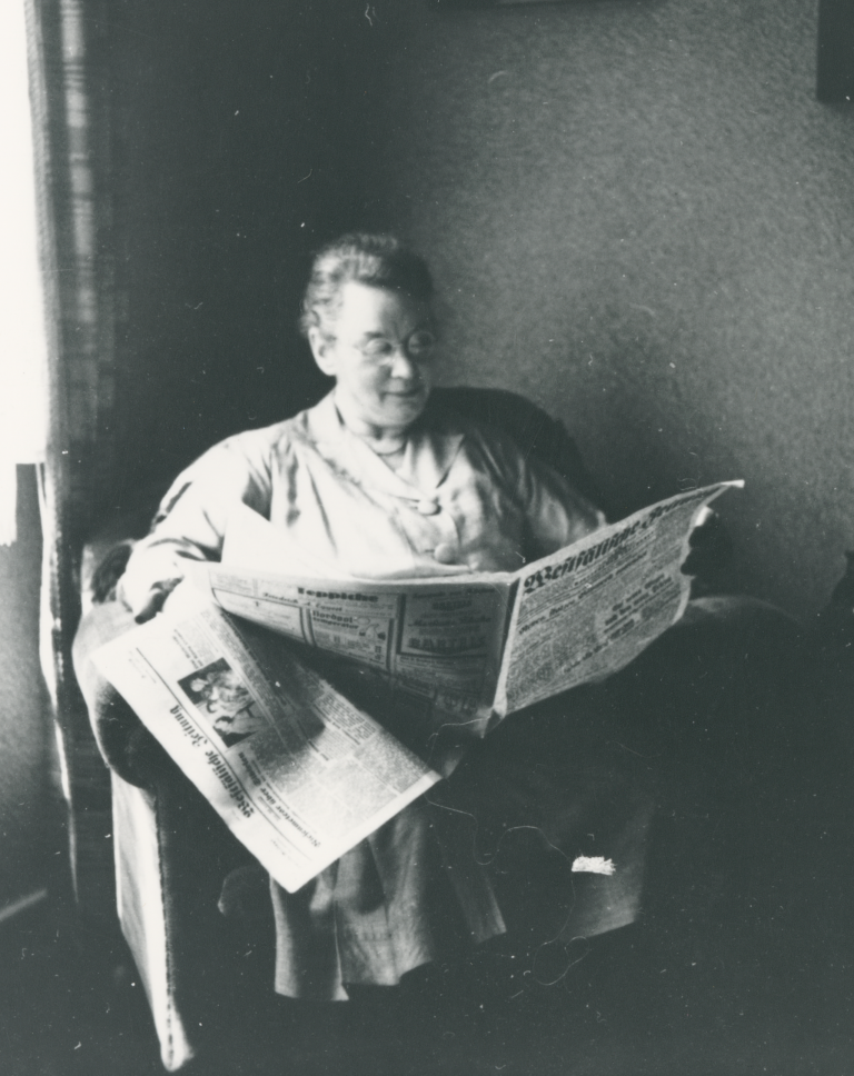 Thekla Lieber mit der Westfälischen Zeitung, 1938. Die jüdische Unternehmerin wurde am 10. Juli aus Bielefeld deportiert und überlebte den Holocaust nicht.