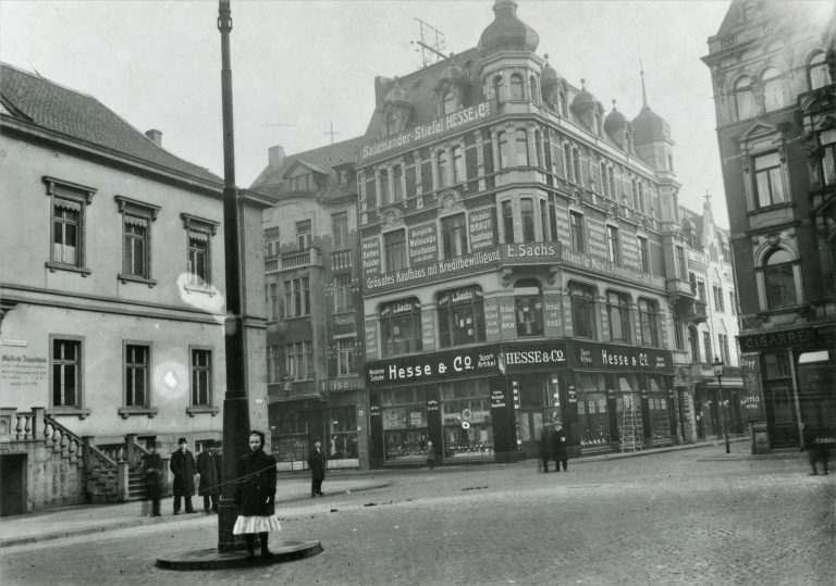Das Sportgeschäft Hesse & Co an der Rathausstraße und am Alten Markt, 1925.