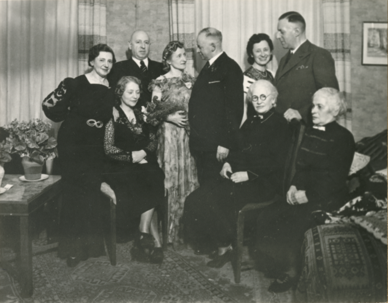 Hochzeit von Leonhard Kamp und Else Süßkind, 1940 – beide in der Mitte stehend. Rechts sitzend Franziska Süßkind und Emilie Cohn. Sie sind am 31. Juli 1942 nach Theresienstadt deportiert worden.
