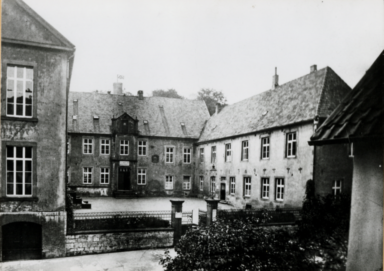 Die von Fanny besuchte Bürgerschule im ehemaligen Rosenhof an der Kreuzstraße 21, 1930.