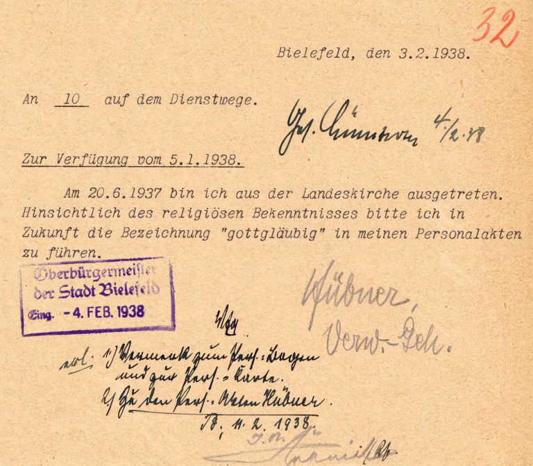 Anzeige zur Führung als „gottgläubig“ für die Personalakte bei der Stadt Bielefeld, 1938.