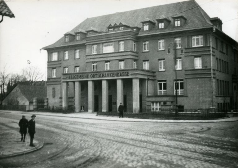 Verwaltungsgebäude der Allgemeinen Ortskrankenkasse (AOK) in Bielefeld in der Oelmühlenstr. 57-59, Frontalansicht 1928, Fotograf: Lampel.