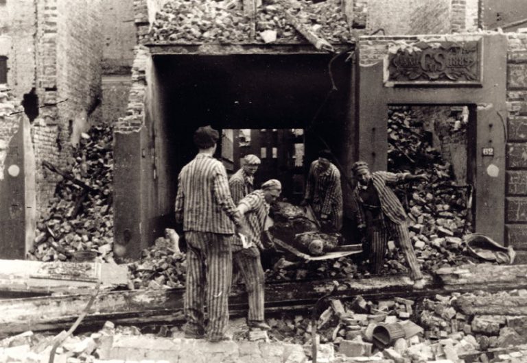 Häftlinge des KZ Neuengamme bei der Leichenbergung.