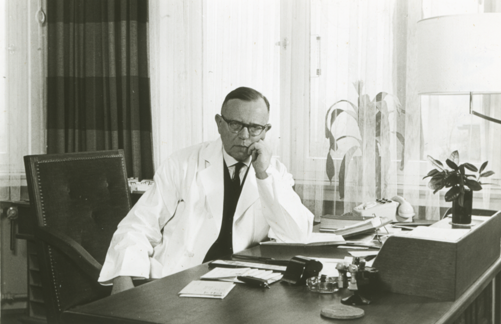 Prof. Dr. Gerhard Schorsch (1900-1992) Chefarzt der Anstalt Bethel, Ende der 1950er Jahre.