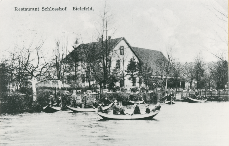 Frontalansicht des Schloßhofs in der Schlosshofstraße 73a, ca. 1910. Seit ?? befand sich dort ein „Umschulungs-“ und Arbeitslager der RVJD.