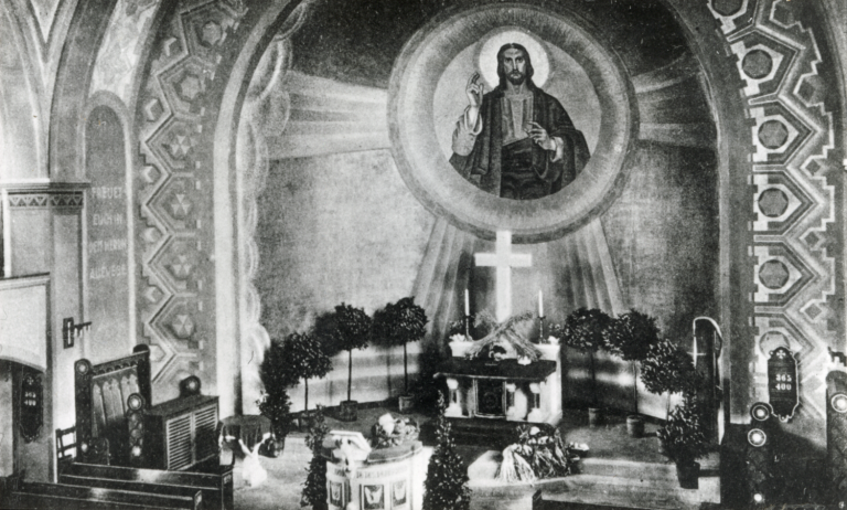 Altar im Innenraum der Lutherkirche in Sieker, nach 1929.